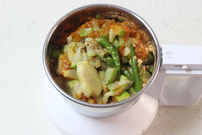 blending tomato gourd