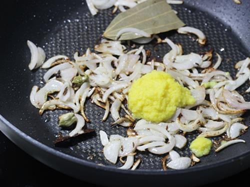 frying ginger garlic paste for carrot rice