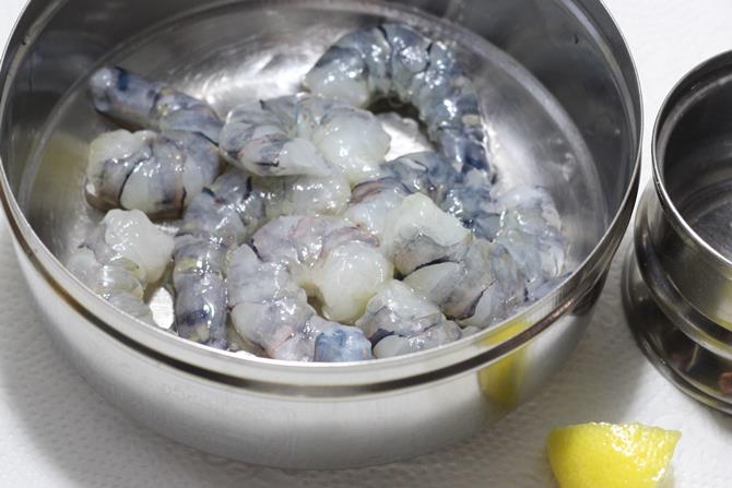 Cleaned prawns in a bowl