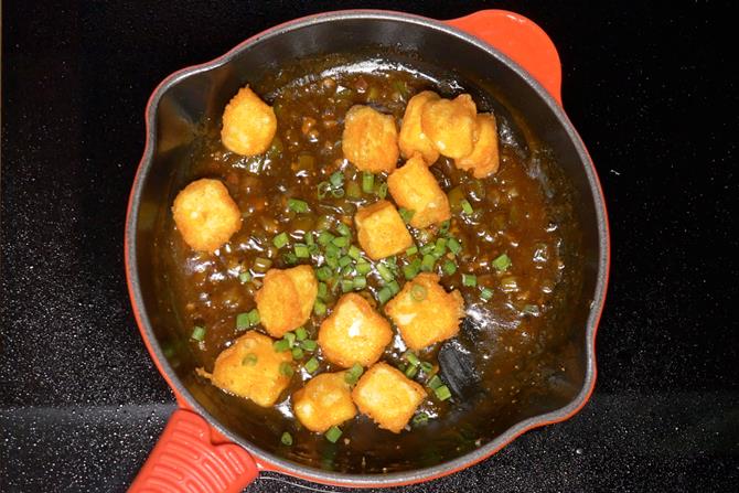 adding paneer to manchurian sauce