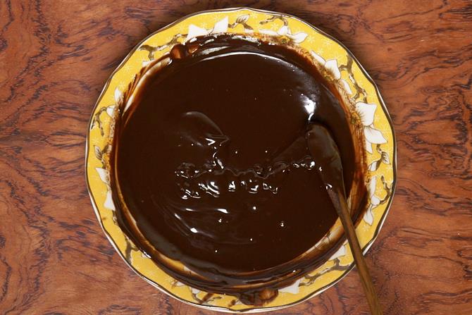 smooth melted chocolate ready to go over eggless sponge cake