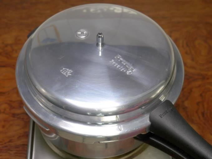 preheating to make cake in cooker