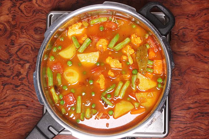 bring water to a boil to make tehari recipe
