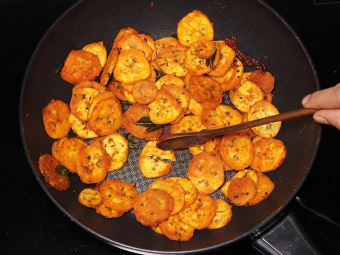 tender vazhakkai poriyal in a pan