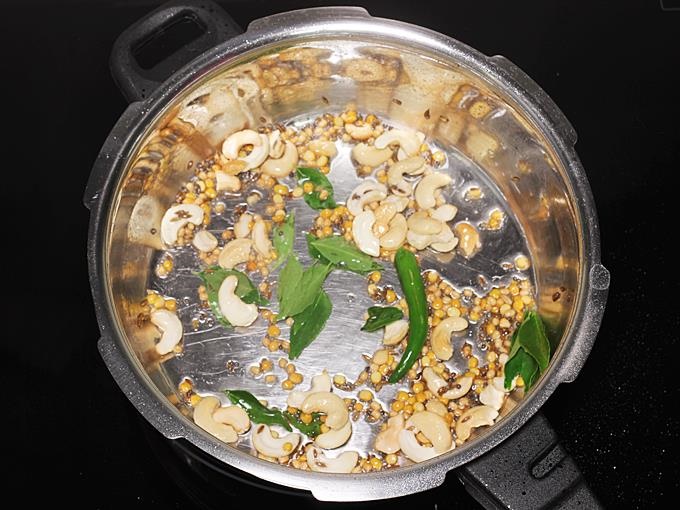 Tempering to make thakkali sadam