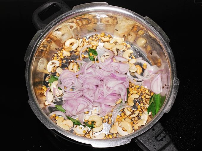 sliced onions