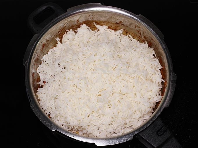 add rice to the tomato masala