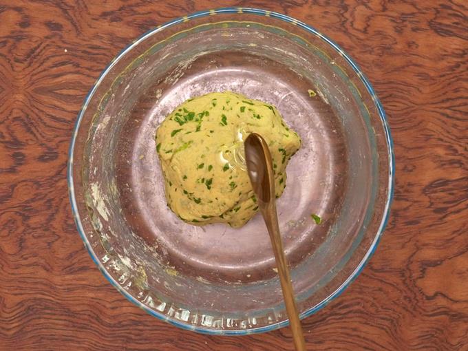 adding oil to thepla dough