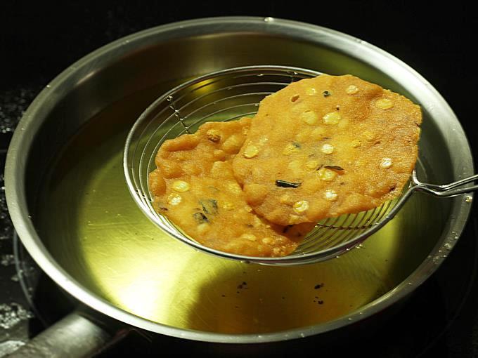 crisp and golden chekkalu in a spider