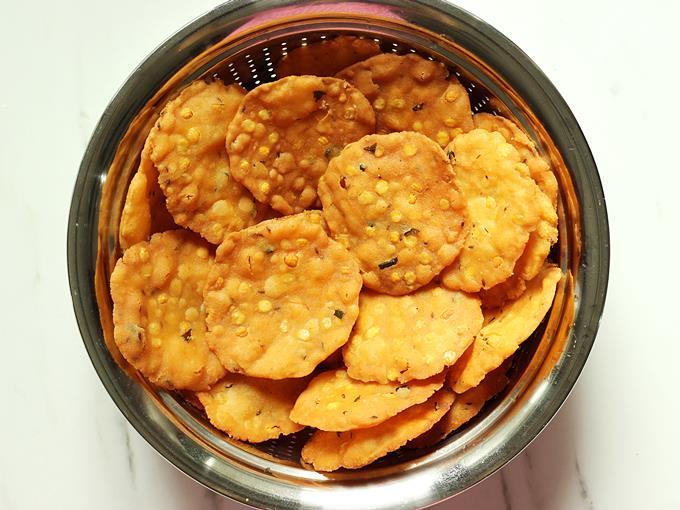 crisp chekkalu cooling in a colander