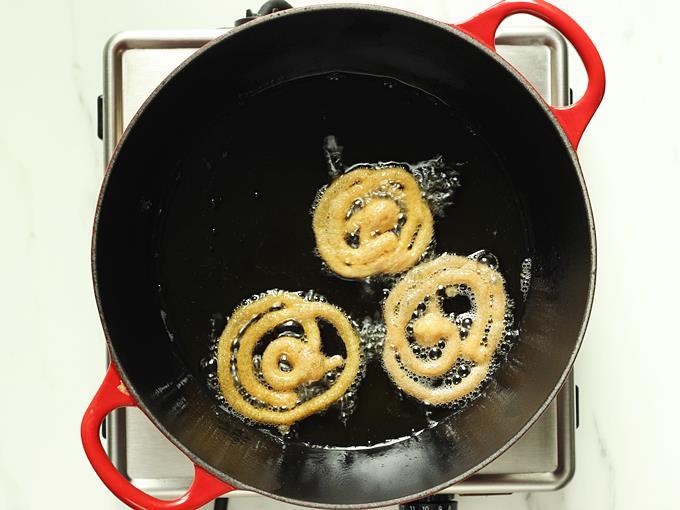 frying jalebi