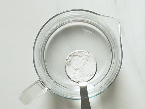 making slurry by mixing corn starch with water
