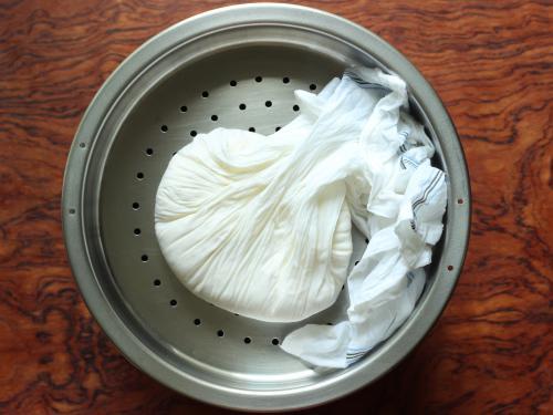 setting paneer in a coalnder