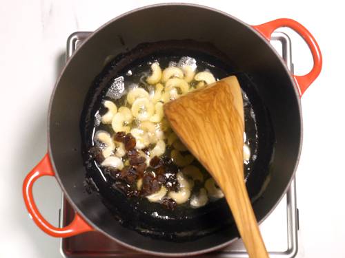 frying cashews raisins for sheera