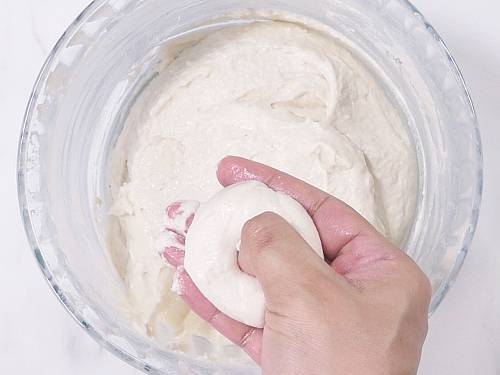 making a hole in the medu vada