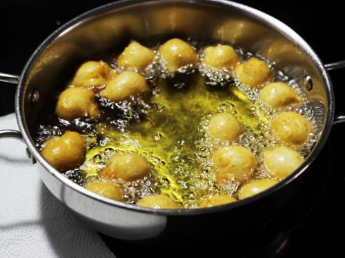 frying punugulu to make perugu punugulu