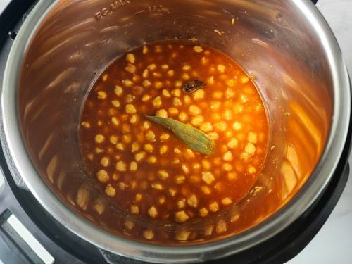 add water to cook chole for tikki chaat