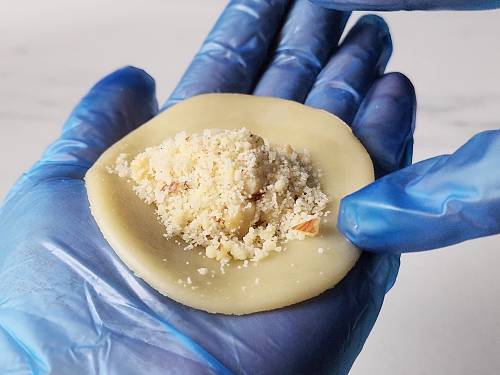 filling the puri